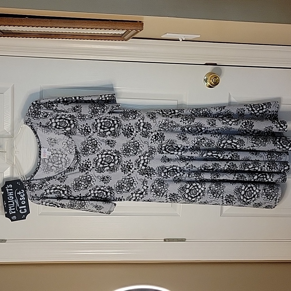 LuLaRoe Dress Nicole 2XL Black Gray White Floral Lace Pattern Short Sleeve